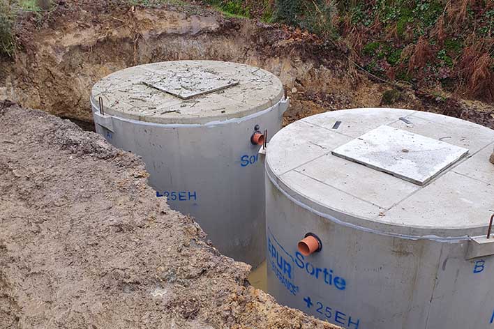 Pose de deux cuves de microstation pour l'assainissement